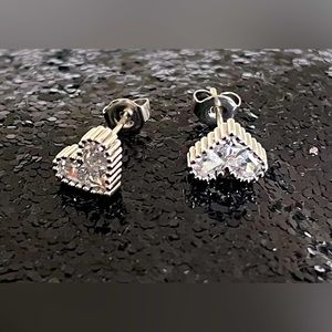 🩵 NWT Heart earrings never worn  silver tone with cubic zirconia